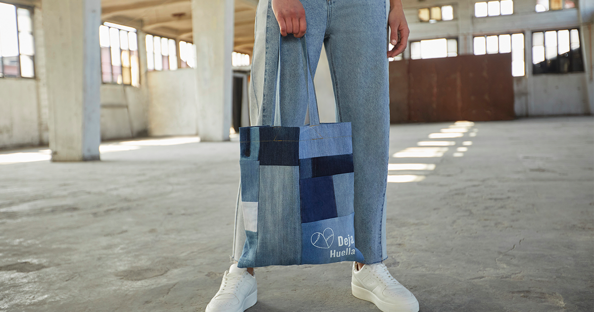 nueva bolsa confeccionada con jeans reciclados |
